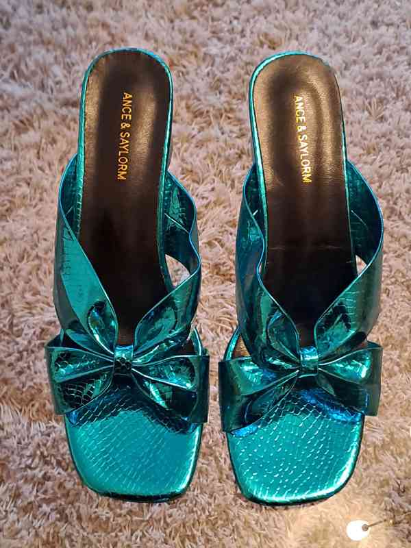 Sytě smaragdově zelené pantofle s metalickým efektem - 41