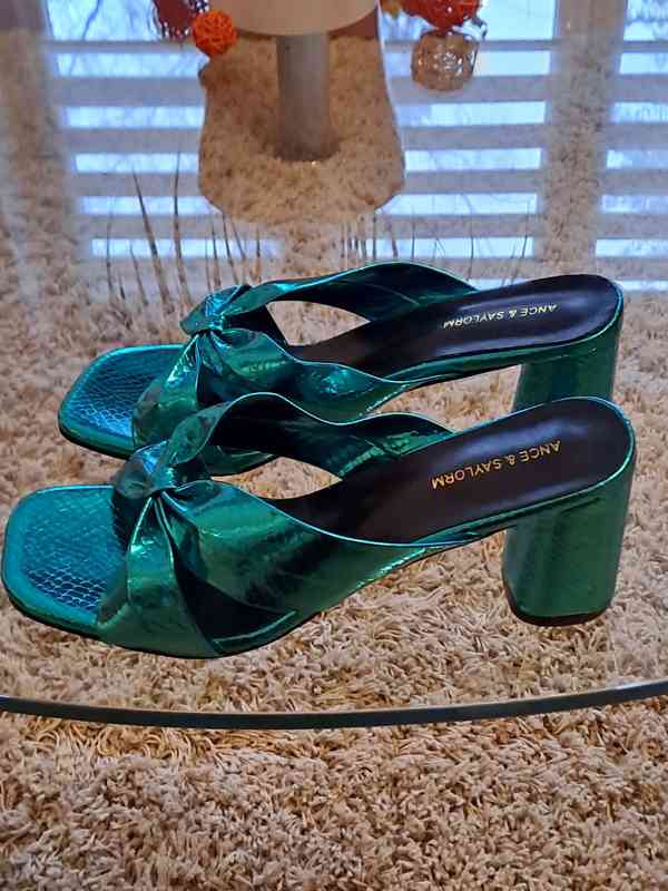 Sytě smaragdově zelené pantofle s metalickým efektem - 41 - foto 2