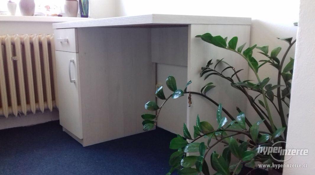 vybavení kanceláře - stůl, skříň, komoda, knihovnička - foto 1