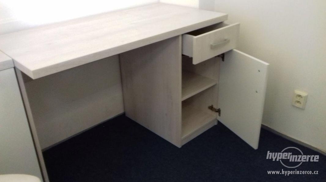 vybavení kanceláře - stůl, skříň, komoda, knihovnička - foto 2