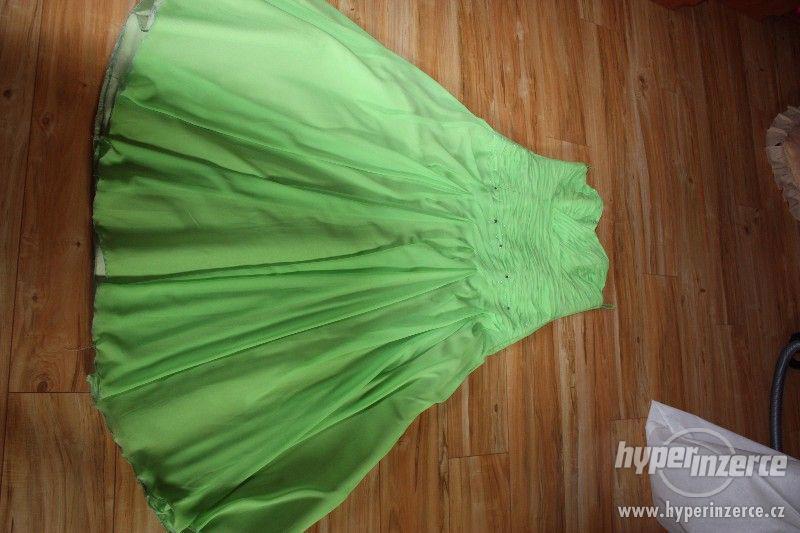 Pistáciově zelené maturitní šaty - foto 1
