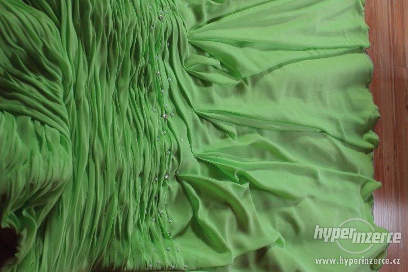 Pistáciově zelené maturitní šaty - foto 4