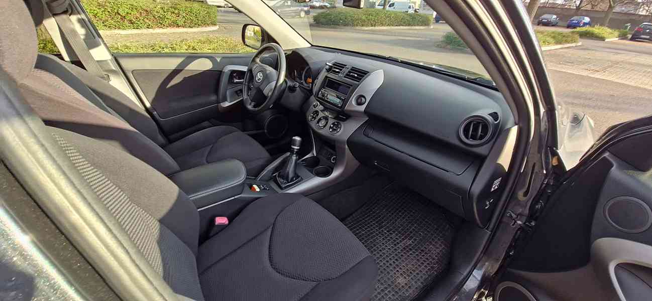 TOYOTA RAV4 - foto 4