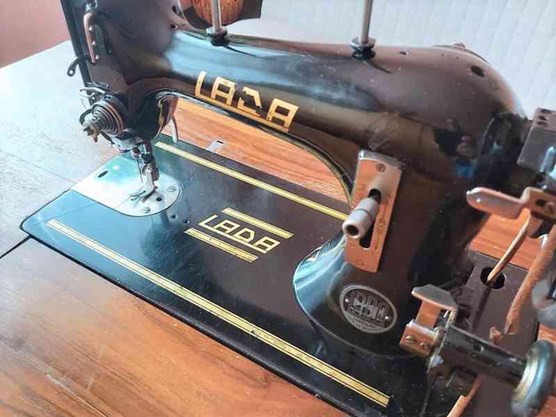 Prodám starší funkční šicí stroj Lada - foto 7