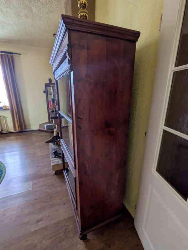 Dřevěná vitrína – renovovaná, stylová, prosklená dvířka - foto 4