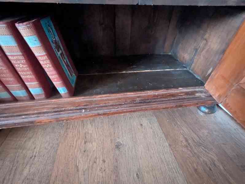 Dřevěná vitrína – renovovaná, stylová, prosklená dvířka - foto 8