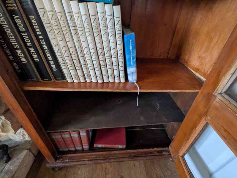 Dřevěná vitrína – renovovaná, stylová, prosklená dvířka - foto 7