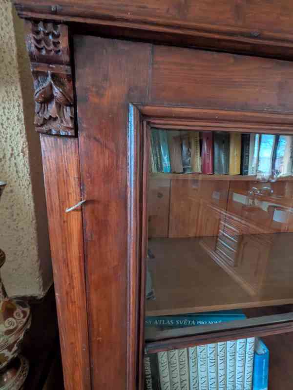 Dřevěná vitrína – renovovaná, stylová, prosklená dvířka - foto 5