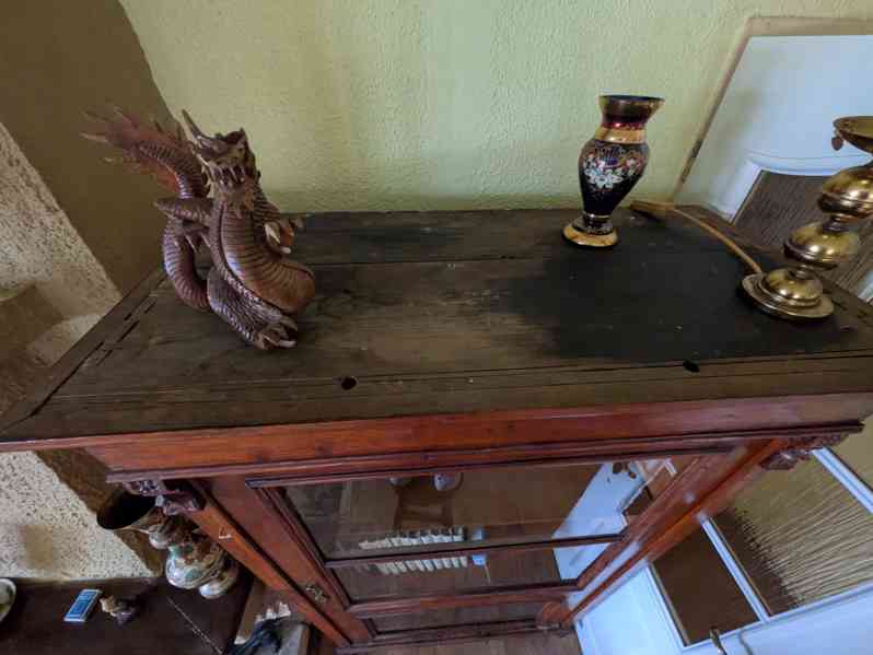 Dřevěná vitrína – renovovaná, stylová, prosklená dvířka - foto 9