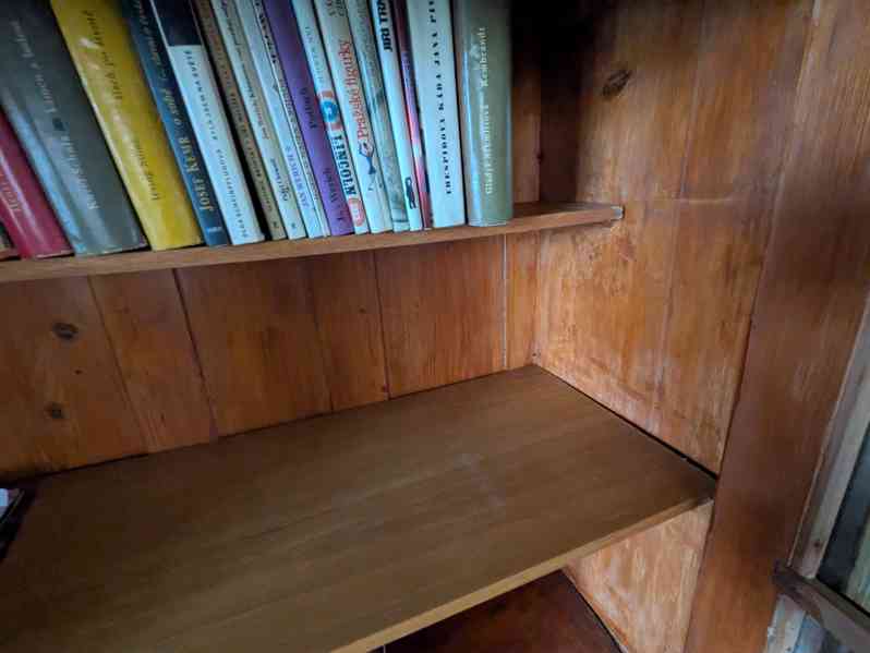 Dřevěná vitrína – renovovaná, stylová, prosklená dvířka - foto 6