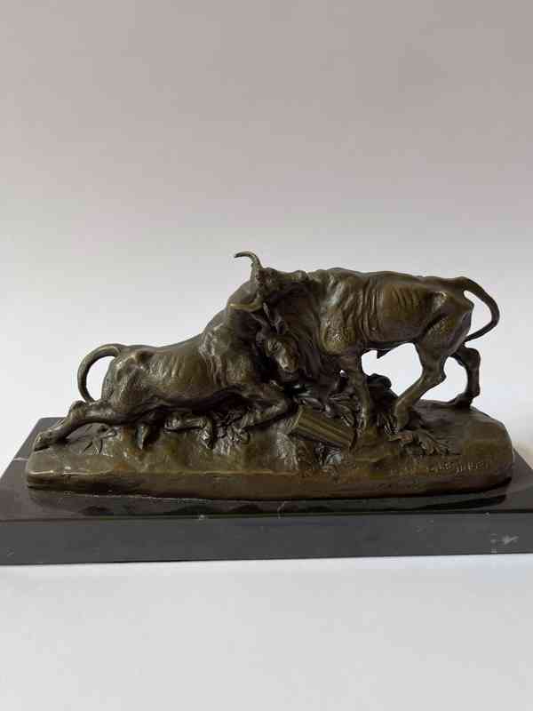 Souboj býků - bronzová socha - foto 2