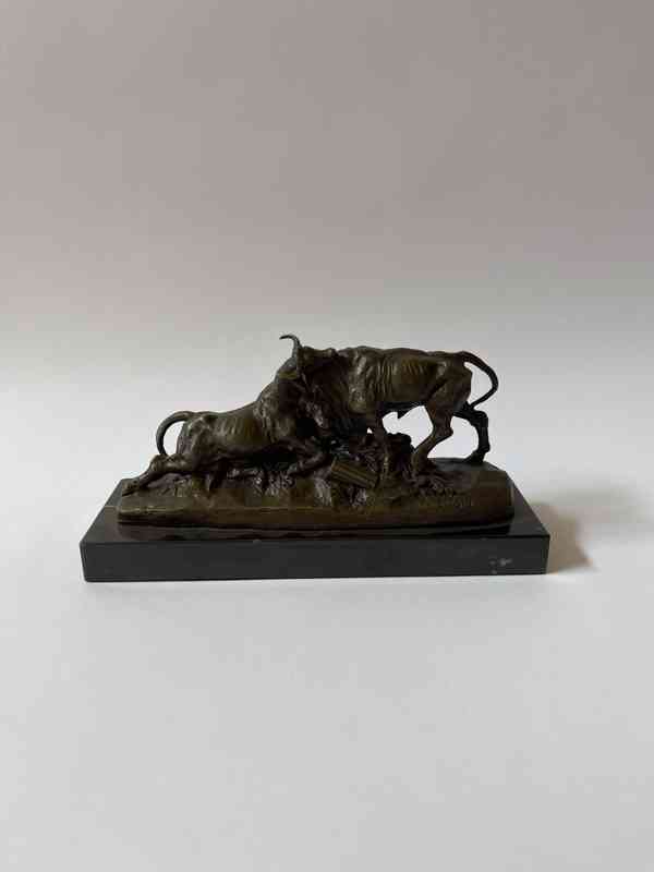 Souboj býků - bronzová socha - foto 1
