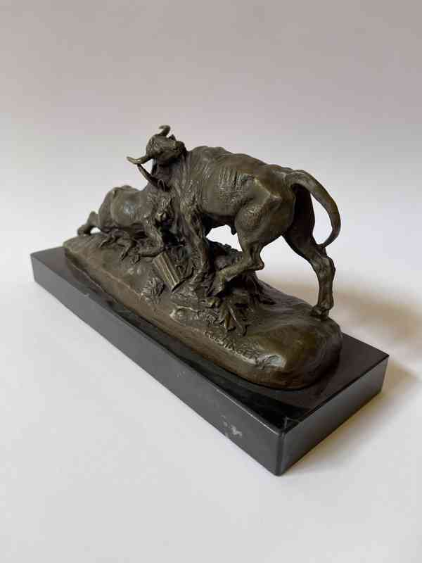 Souboj býků - bronzová socha - foto 6