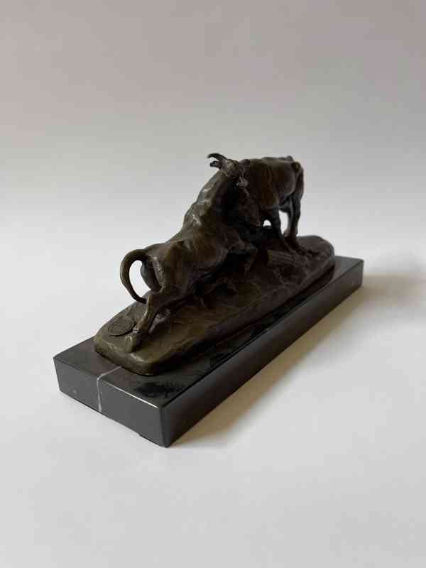 Souboj býků - bronzová socha - foto 3