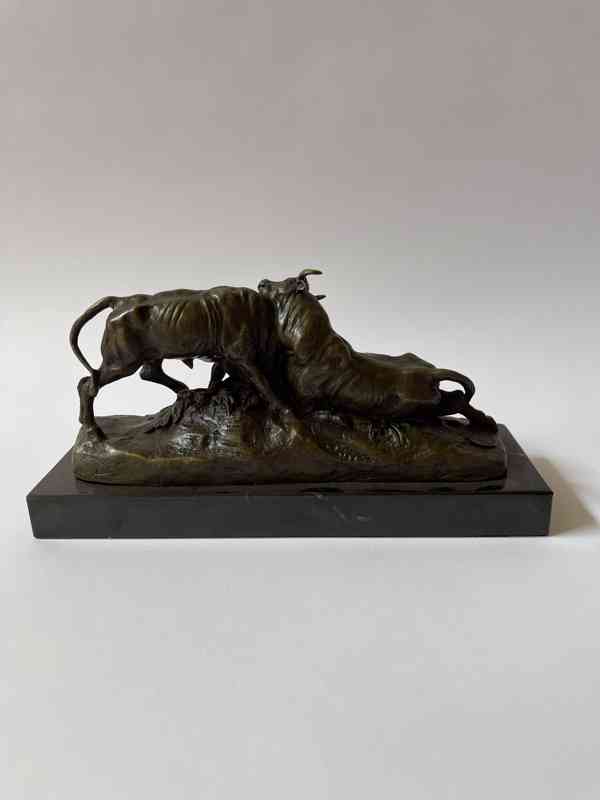 Souboj býků - bronzová socha - foto 5