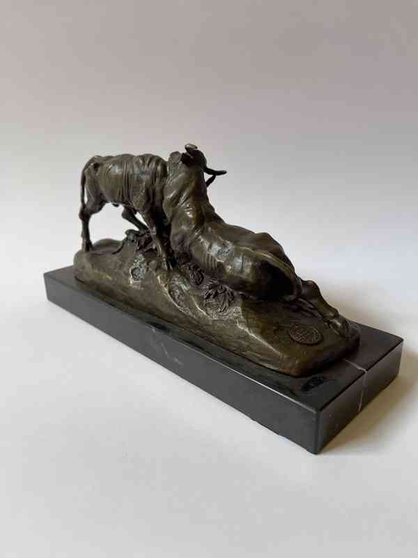 Souboj býků - bronzová socha - foto 4