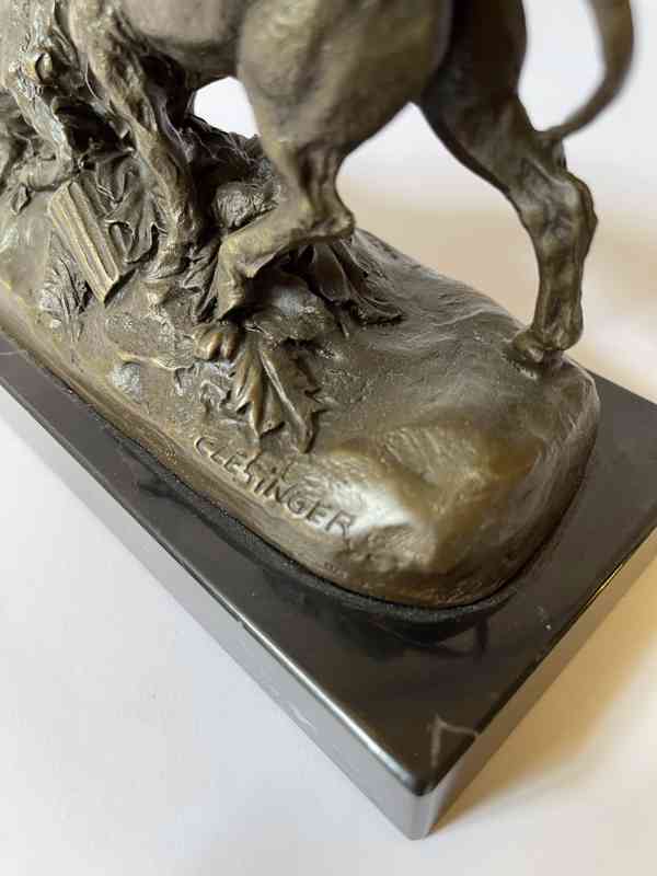 Souboj býků - bronzová socha - foto 7