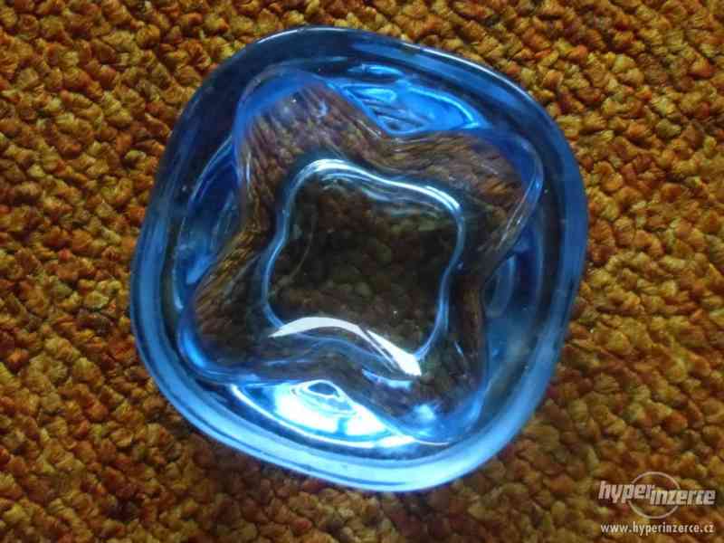 Popelní z modrého masivního skla na odložení - foto 1
