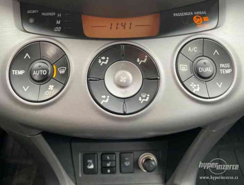 Toyota RAV4 2.0i 4X4 benzín 112kw - foto 10