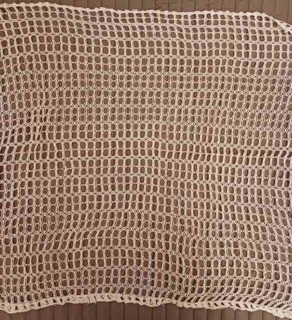 Starožitná ručně háčkovaná malá záclona C