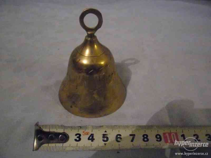 Mosazný zvonek zdoben drobnými vryty - PĚKNĚ ZNÍ - foto 1