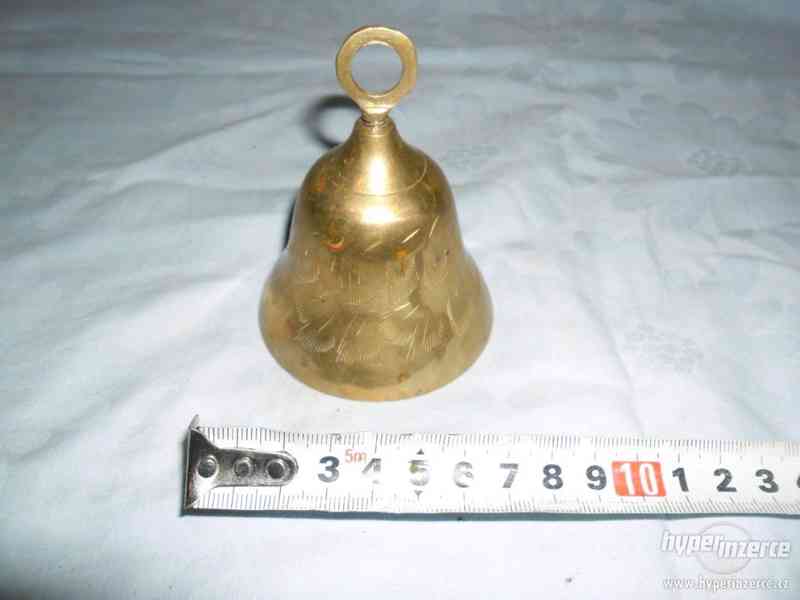 Mosazný zvonek zdoben drobnými vryty - PĚKNĚ ZNÍ - foto 2