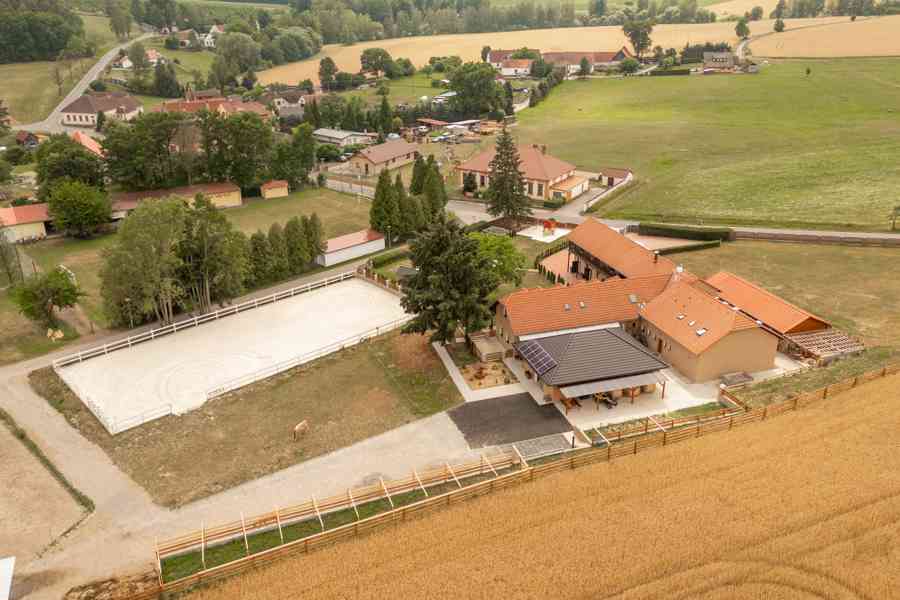 Ranč ve Všeteči | Koňský areál s bydlením a pozemky - foto 6
