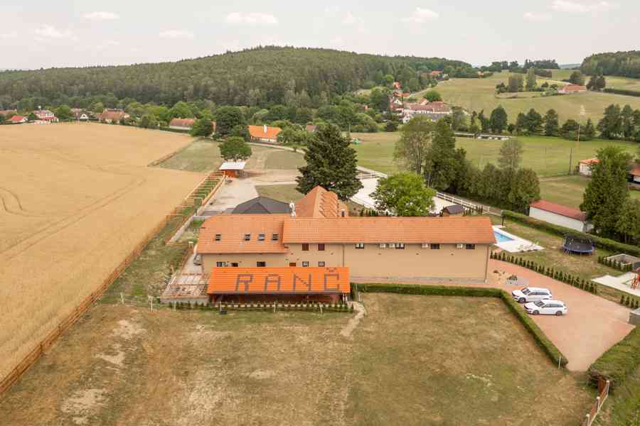 Ranč ve Všeteči | Koňský areál s bydlením a pozemky - foto 7