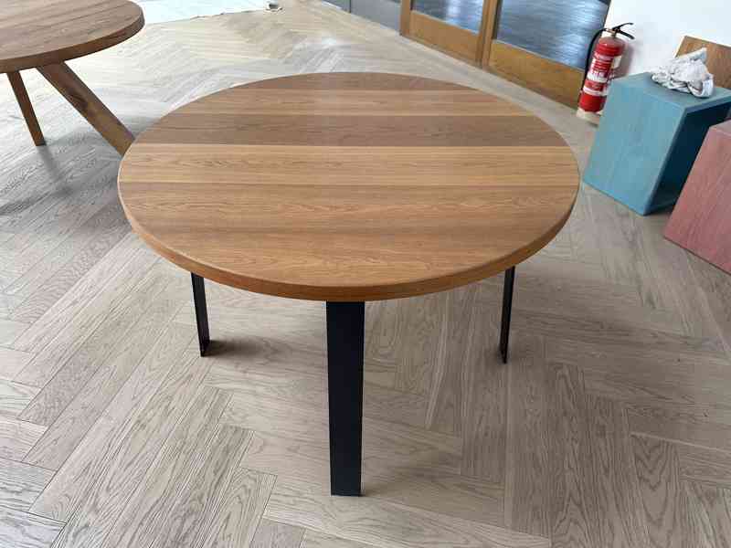 Kulatý dubový stůl o průměru 110 cm - foto 5