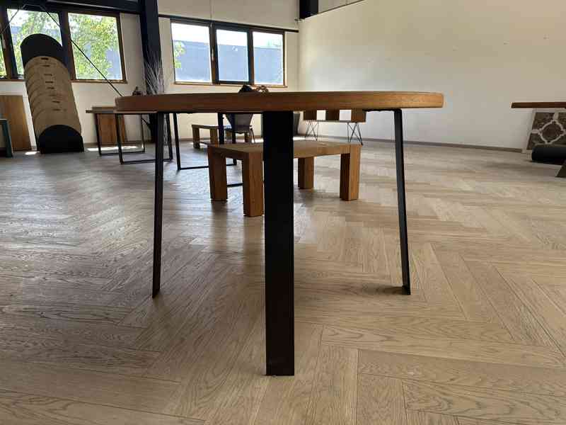 Kulatý dubový stůl o průměru 110 cm - foto 2