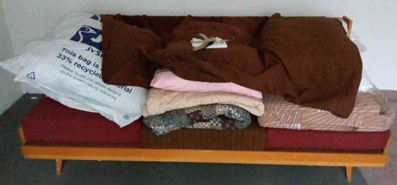 2 gauče rozkládací + 1 nový lamelový rošt - foto 8