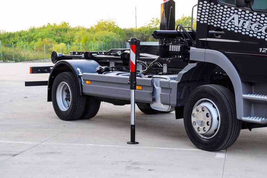 MERCEDES ATEGO 1218 NOVÝ HÁKOVÝ NOSIČ KONTEJNERŮ + HYDR. RUK - foto 92