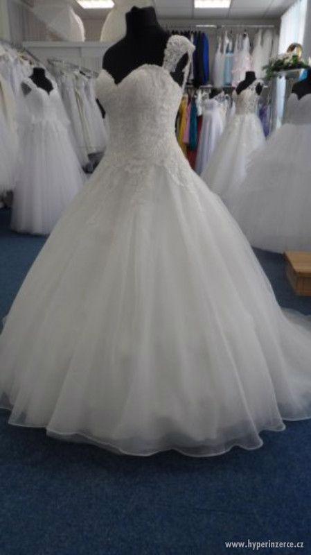 svatební šaty s vlečkou velikost 44 - foto 2