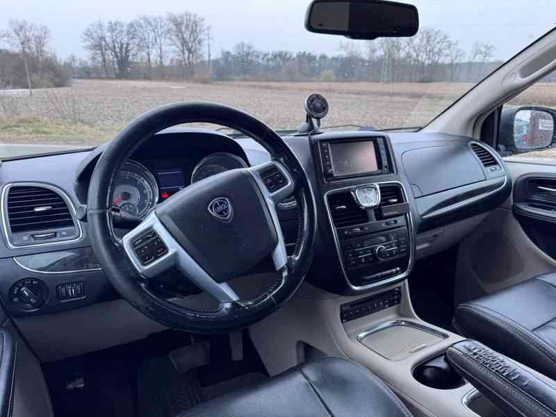 Lancia Voyager 3,6 DVD Gold RT Nový model 2012 - foto 17