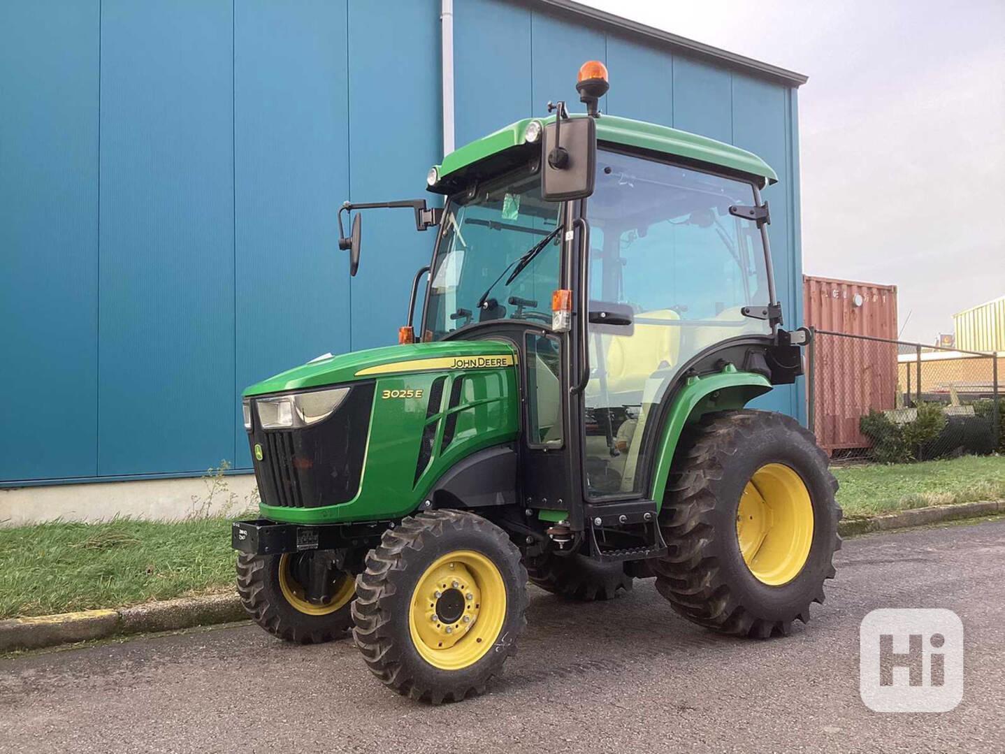 Traktor John Deere 3025E - foto 1