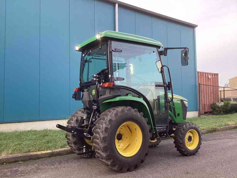 Traktor John Deere 3025E - foto 3