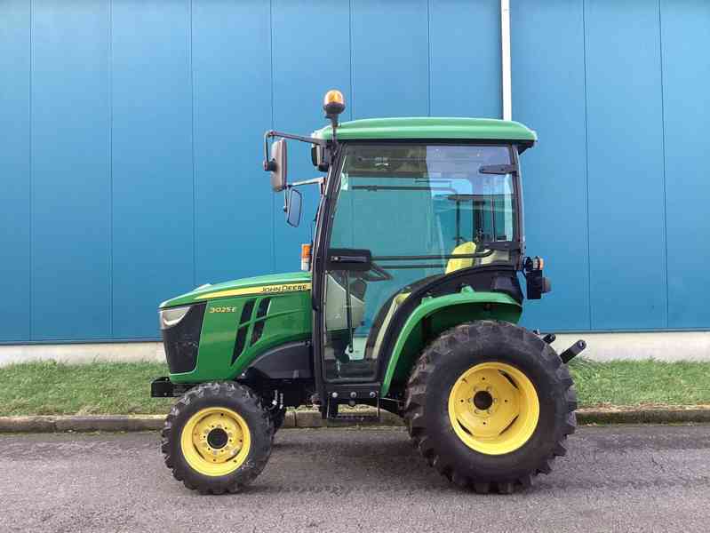 Traktor John Deere 3025E - foto 2