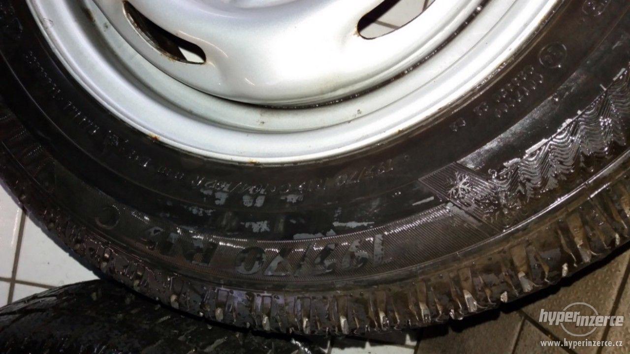 Zánovní zimní pneu 195/70 R 15 C  včetně disků - foto 1