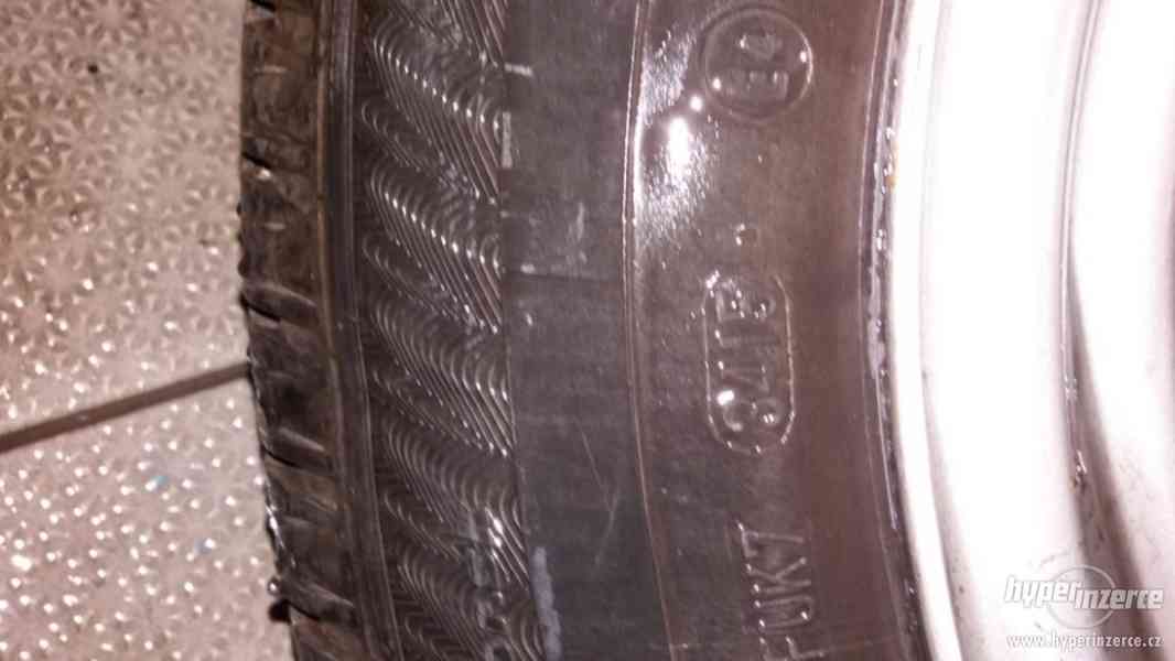 Zánovní zimní pneu 195/70 R 15 C  včetně disků - foto 2
