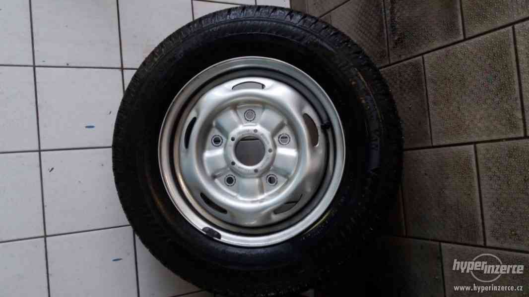 Zánovní zimní pneu 195/70 R 15 C  včetně disků - foto 5