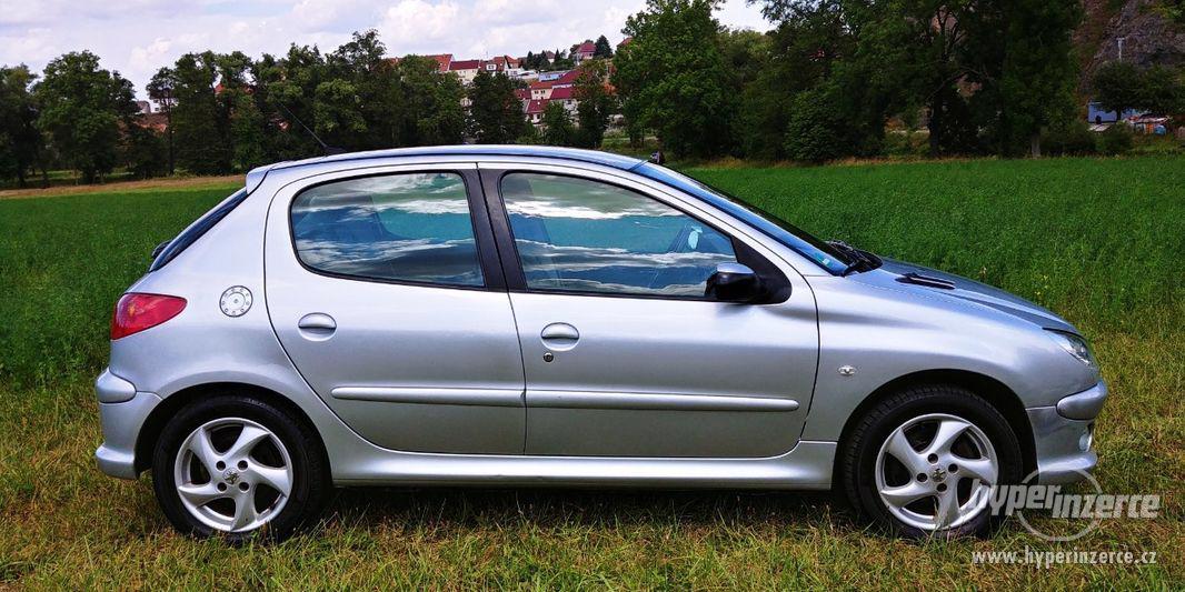 PEUGEOT 206 1.6i BENZIN • VÝHŘEVY SEDADEL • KŮŽE •2 SADY KOL - foto 3