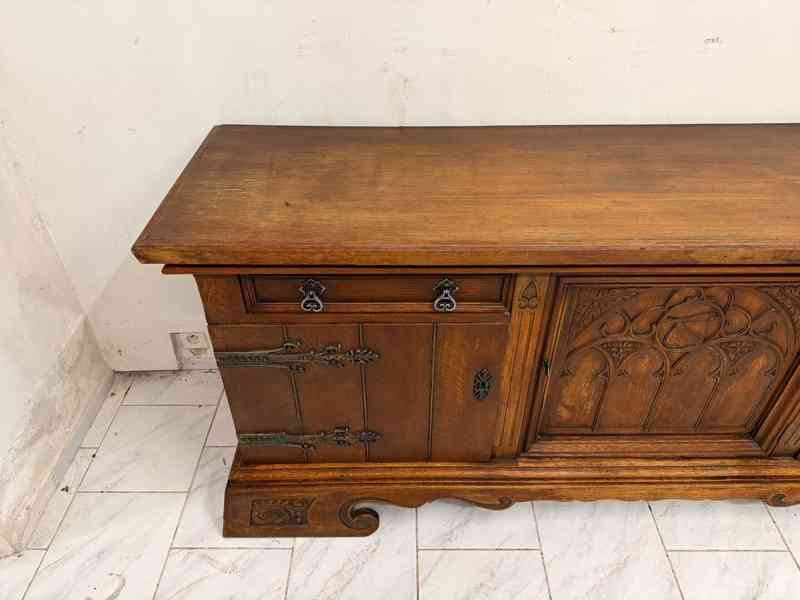 Starožitný bufet v novogotickém stylu  - foto 2