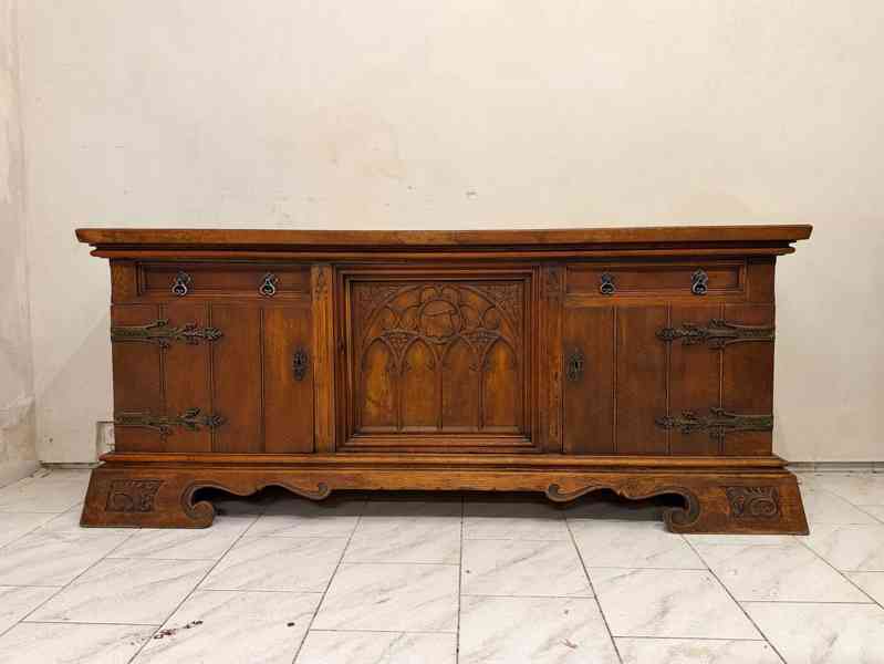 Starožitný bufet v novogotickém stylu 