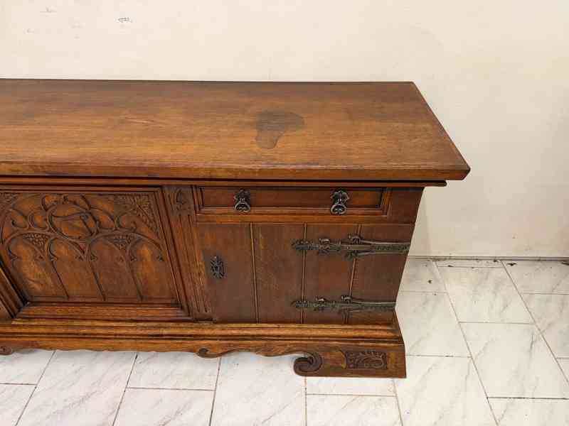 Starožitný bufet v novogotickém stylu  - foto 4