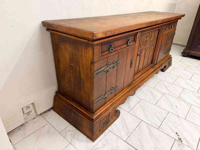 Starožitný bufet v novogotickém stylu  - foto 6