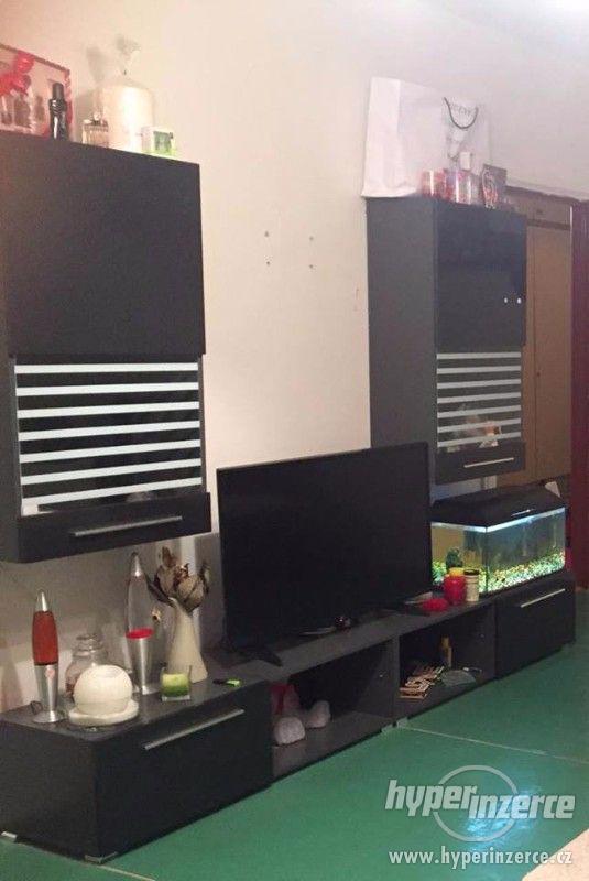 Obývací stěna Mobelix, LED podsvícení / skoro nová - foto 1