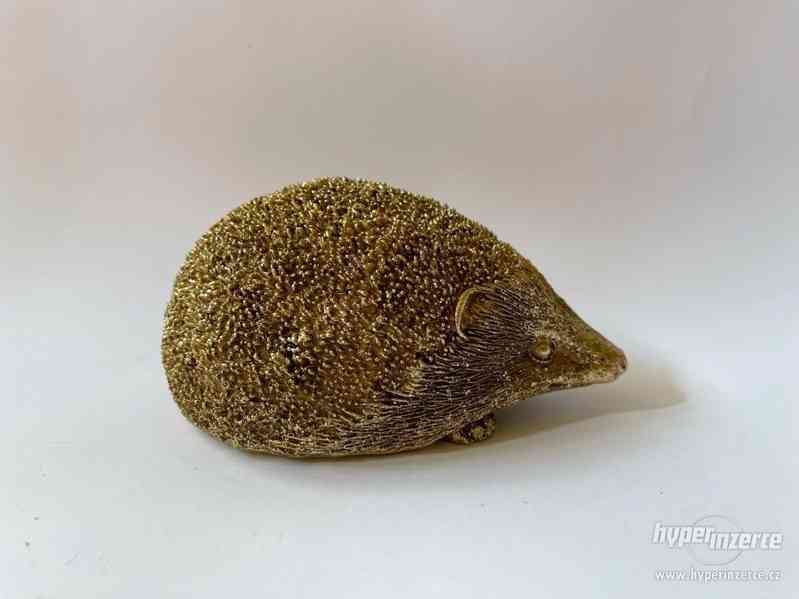 Zlatý ježek - soška
