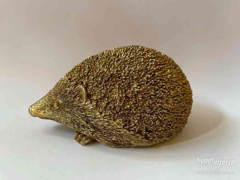 Zlatý ježek - soška - foto 2