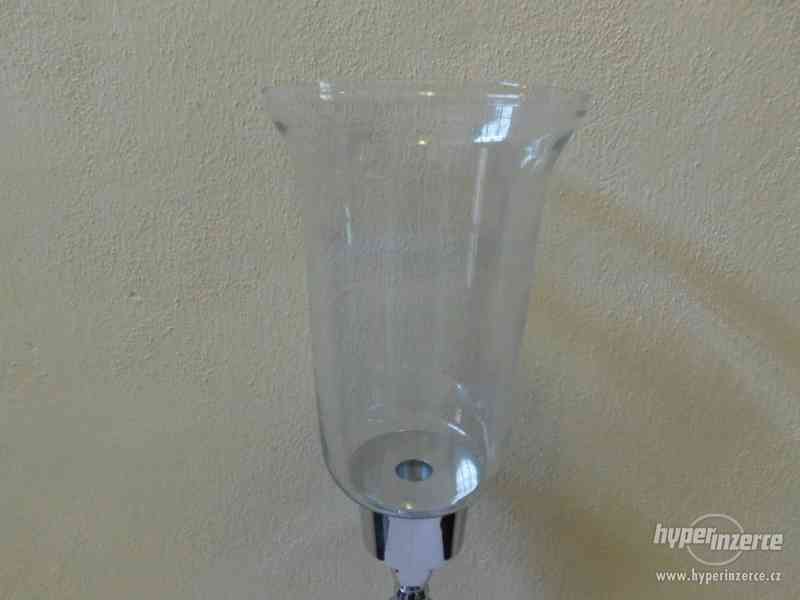 Svícen - kovový se skleněným cylindrem - foto 3