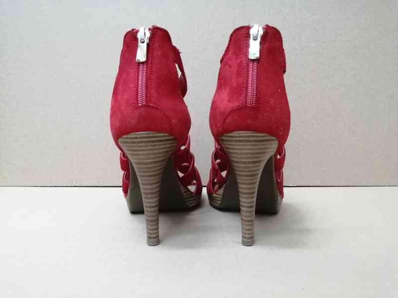Červené kožené páskové sandále vel.40 - foto 8